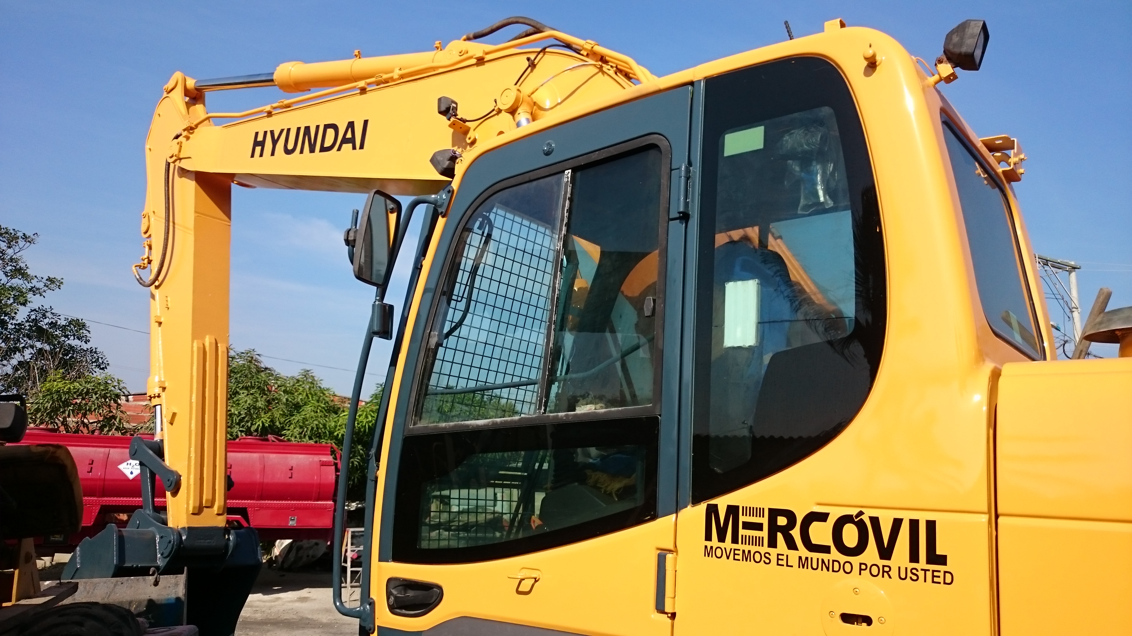 Hyundai R220LC-9S 2012 - Image 2