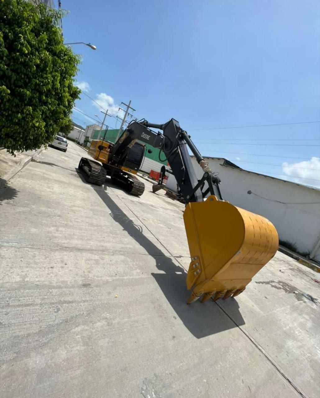 John Deere 200G 2015 - Image 1